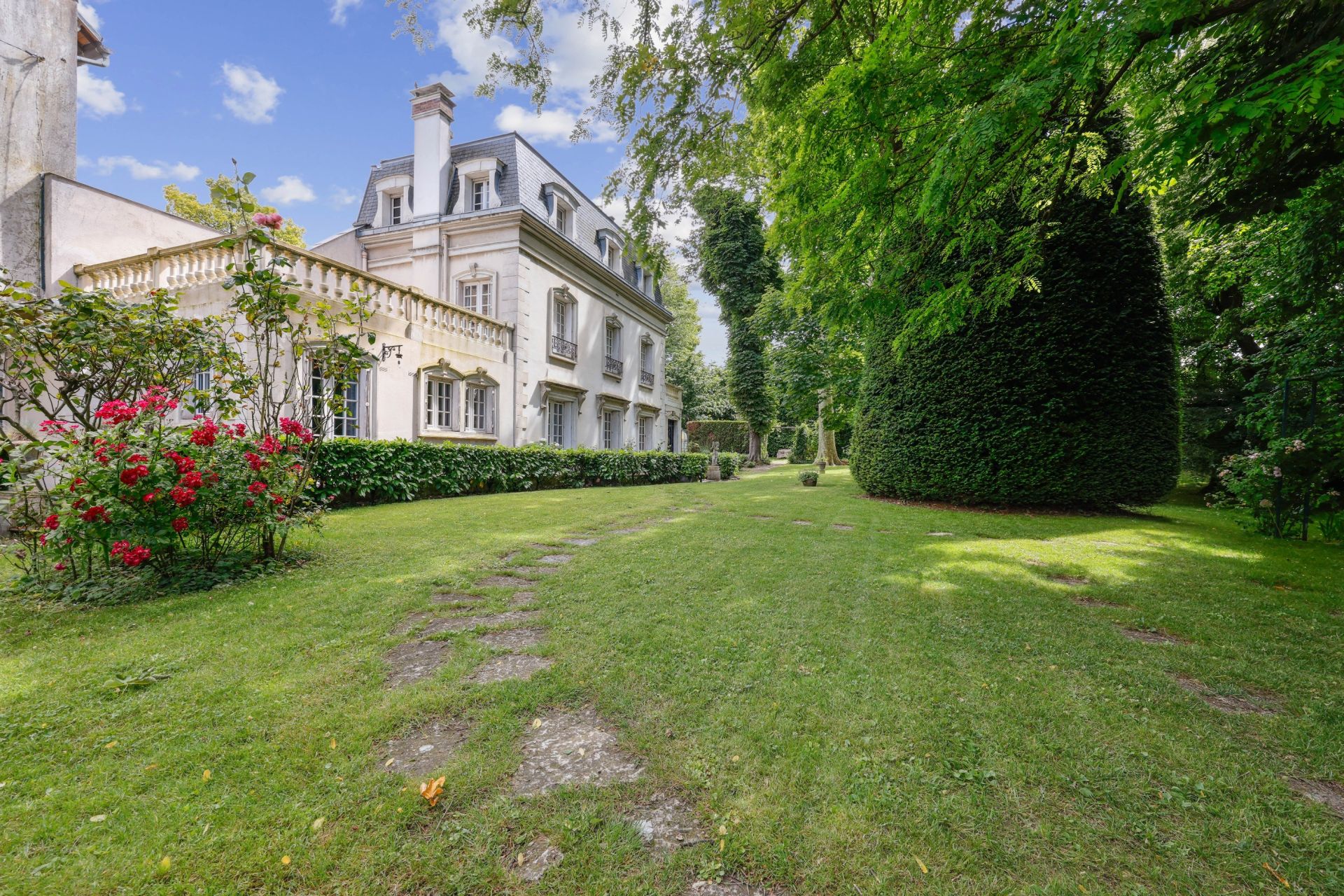 mansion 7 Rooms for sale on NEUILLY PLAISANCE (93360)